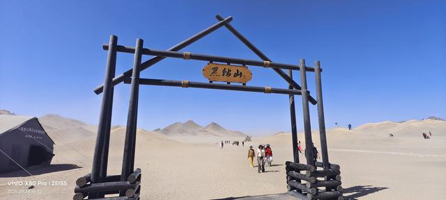 青甘大环线之旅D5：从翡翠湖到黑独山，夜泊敦煌