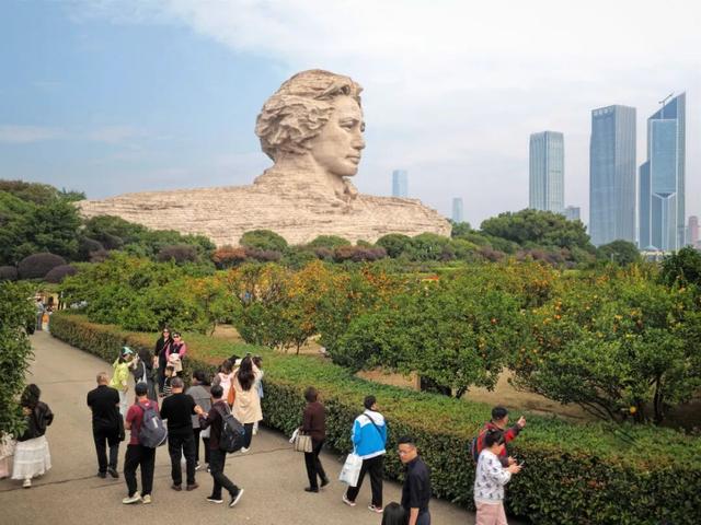 橘子洲，又见橘红染湘江