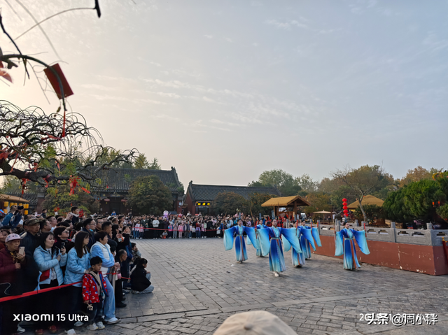 15分钟617人登顶龙亭大殿，传统观光景区迈向沉浸夜游的关键一步