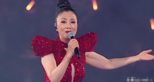 78岁连路都走不稳还开演唱会，全网骂声一片	，她却扬言回馈粉丝