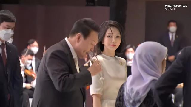 韩国政坛 “地震”，尹锡悦妻子被关进大牢，朴槿惠文在寅集体失声