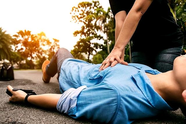 女子天热锻炼后回家路上猝死！家人痛哭：早就说注意这几点