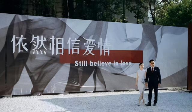 张丹红婚后首秀恩爱，晒出了与李国庆的婚礼照片！向李国庆深情表白：将用余生回报你、爱你