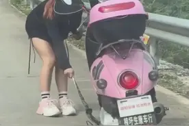 勇敢一幕！女子骑车路上意外遇到蛇，毫不畏惧的她竟然笑容满面！图片