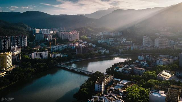 为何五指山市能成为海南岛唯一的避暑胜地？