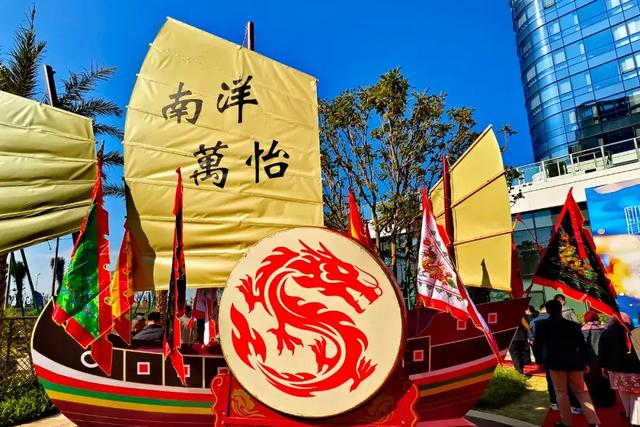 厦门这家新开业的万怡，泳池堪比W！就在五缘湾对面，海景绝了