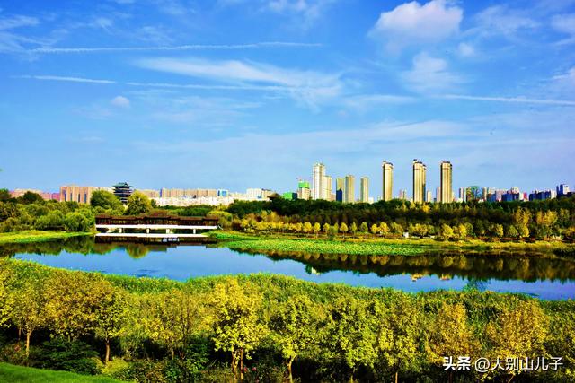 层林尽染秋景如画