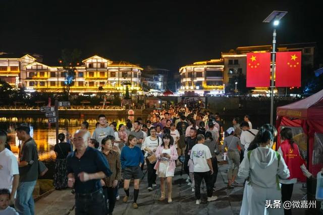 嘉州味・双节乐丨夜游苏稽热度攀升，各地游客沉醉古镇魅力