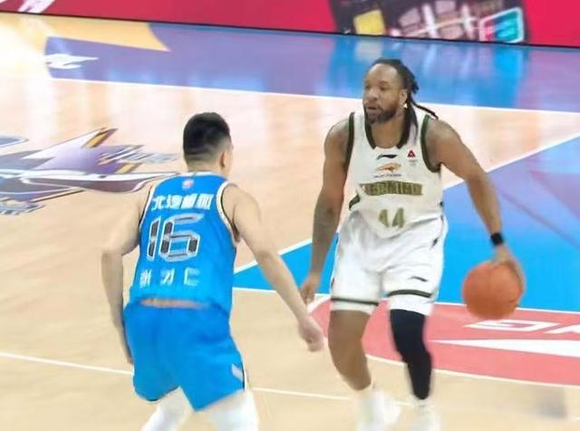 杨鸣失控怒吼裁判遭驱逐！辽宁不败金身告破，北京坐收渔利登顶