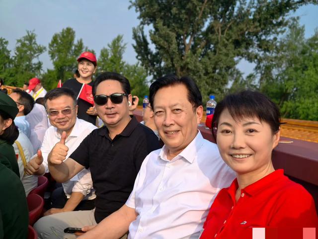 唐国强担心的事发生了！同现身观礼阅兵，却遭评论痛批不如刘劲？