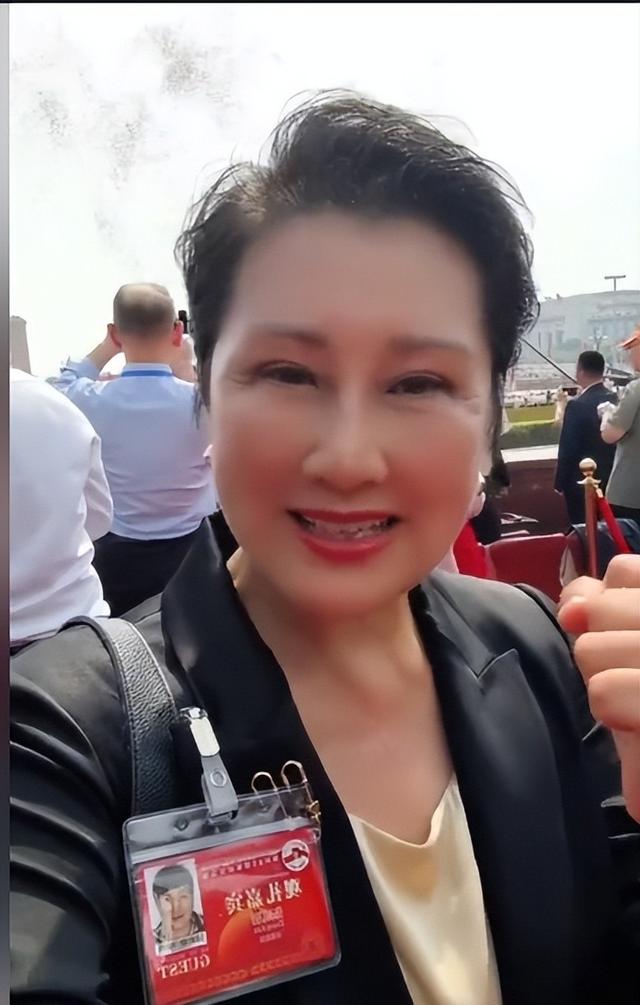没想到，63岁张凯丽，因九三阅兵上的一个动作，再次实现口碑暴增