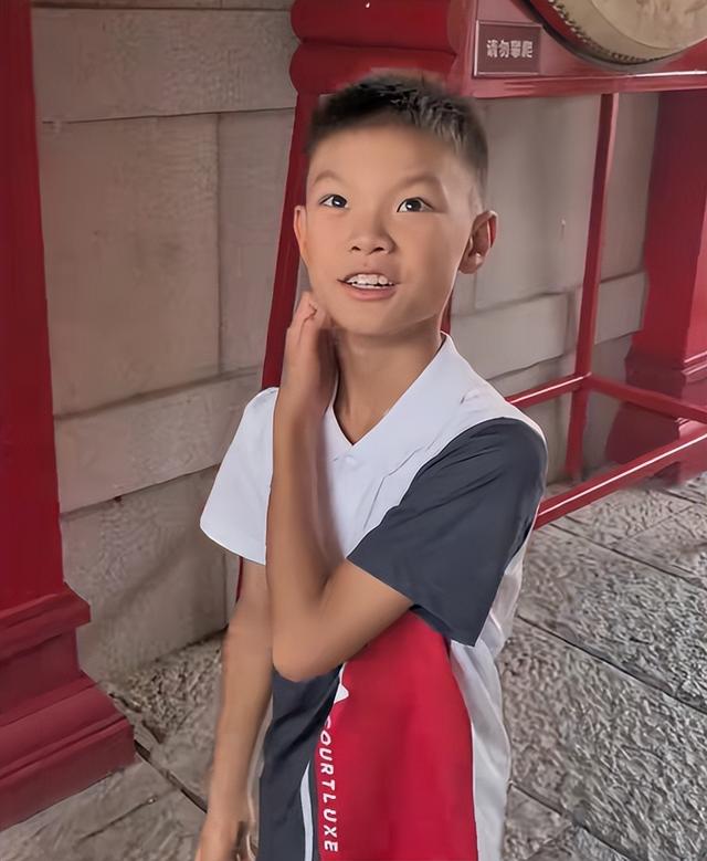 44岁谢杏芳也没想到，因林丹败光的体面，如今被9岁儿子挣了回来