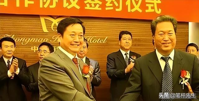 出门有多名女秘书陪伴，非法敛财100亿，昔日首富还是付出了代价