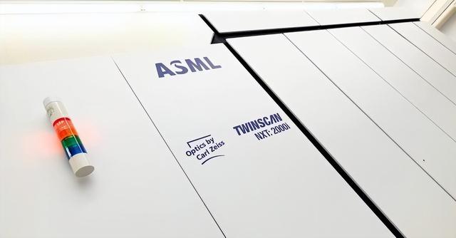 压力山大！过度封锁不可取，美媒：EUV光刻机变得不那么重要了