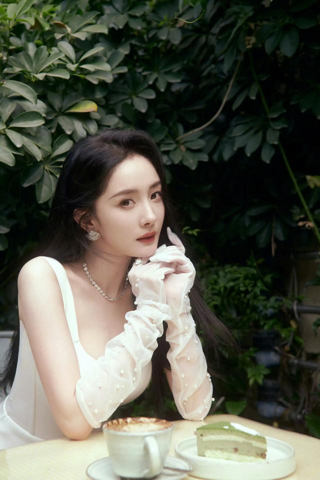 杨幂自信展露自己超长美腿，白色蕾丝手套啥意思？
