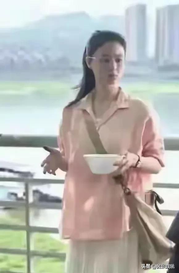 41岁的蒋欣在重庆炸街，瘦成排骨胸筷子腿仍凹凸有致有魅力