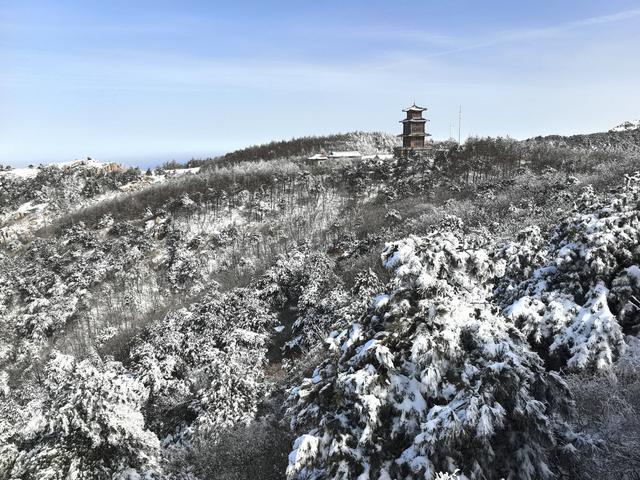 雪峰刺破苍穹 云海托举世界