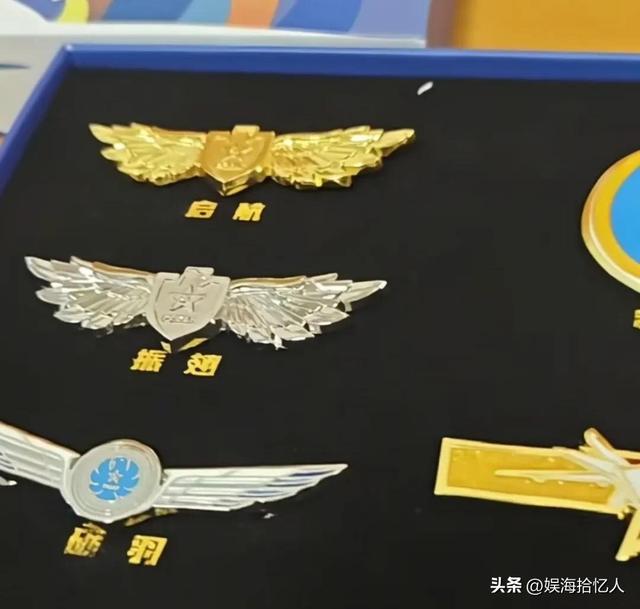 比清北分量还重的通知书！两美女飞行员亲自护送，整条街都知道了