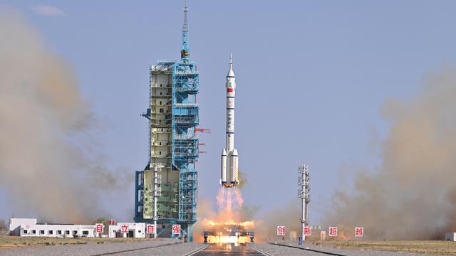 太空危机四伏，中国空间站连遭撞击，神舟二十号冒险加防背后真相