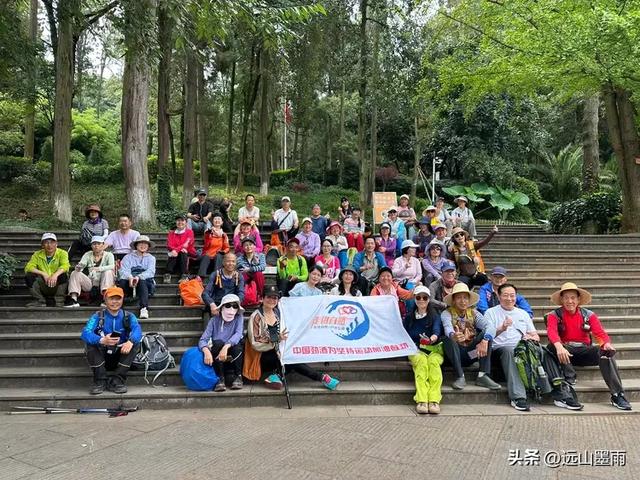 周末徒步，爬西山、走千步岩、过东风坝，我们在山水间快乐行走