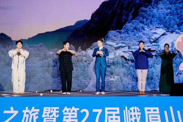 成都的街头，飘来峨眉的雪