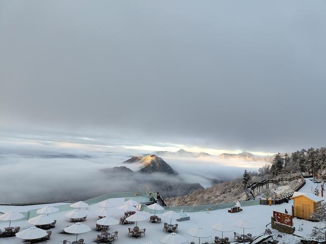 西岭雪山降下成都的第一场雪，雪山阳光同框 “阳光映雪” 专属上线，后山滑雪场11月30日前免门票