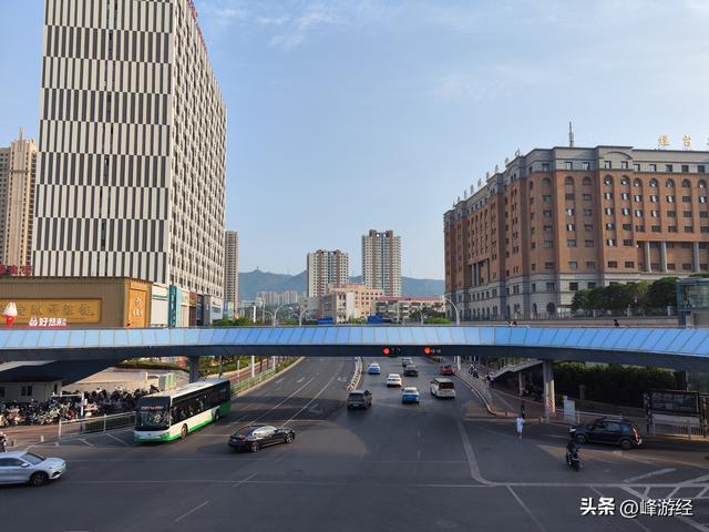 落日余晖下的毓璜顶一片金黄，毓璜和玉皇傻傻分不清