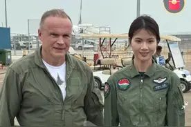 又美又飒的中国女飞行员徐枫灿与苏57驾驶员，握手、敬礼、合影图片