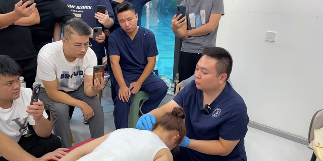 体态逆袭！一套动作让顽固富贵包“消失”，穿出天鹅颈