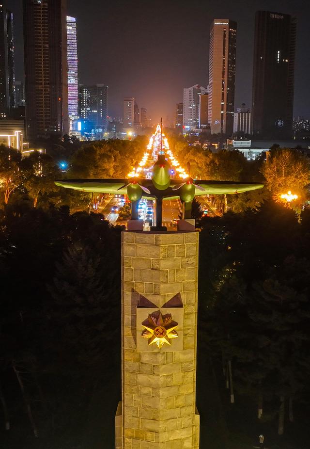 夜长春新C位诞生！人民广场苏联红军烈士纪念塔点亮瞬间，现场沸腾了！