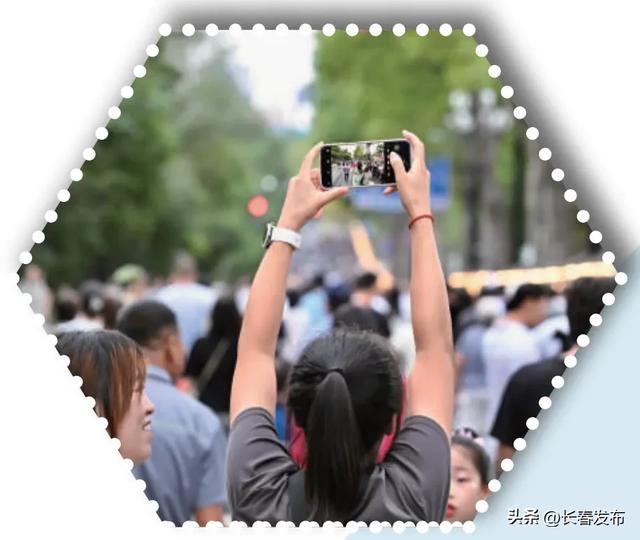 “一轴两翼” 协同发展 老街区新商圈联动绽放——新民大街历史文化街区解锁城市消费新密码