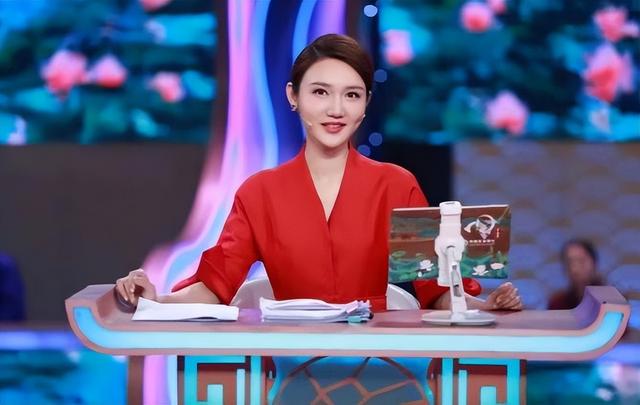 不装了！央视主持人龙洋新身份曝光，36岁的她早已走上另一条道路