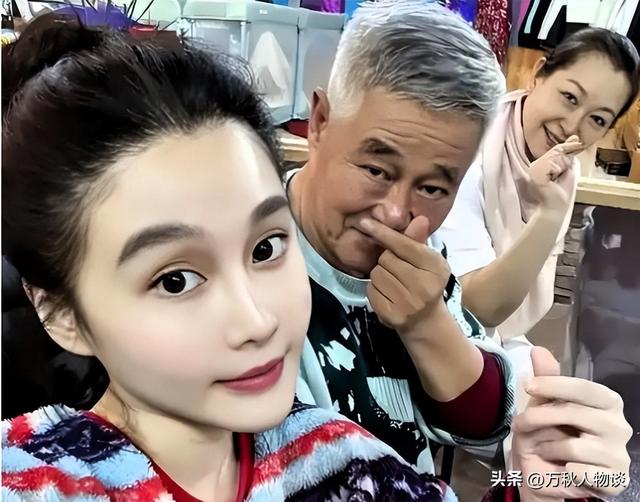 有钱有什么用?68岁赵本山近况曝光，三人打伞伺候	，女儿是心头病