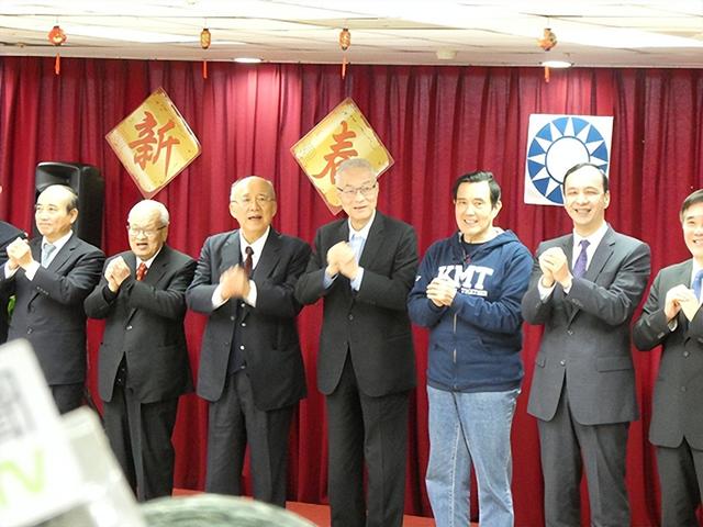 首场辩论结束，张亚中作出保证，当选就谋求统一，韩国瑜率团离岛