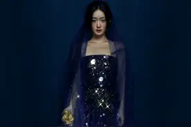 赵丽颖时尚芭莎十二月刊封面 穿深V星光人鱼裙 梦幻神秘 摇曳生姿图片