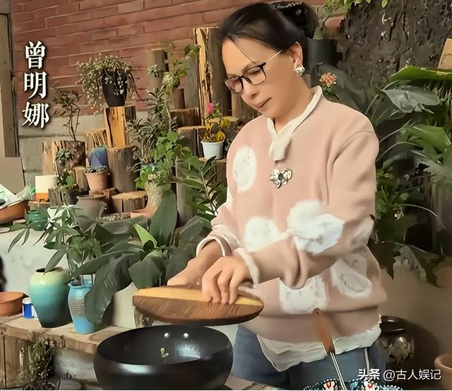 赖昌星妻子曾明娜现状，独居3000平老宅，做饭弄花草活成人生赢家
