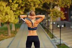 练背让你年轻十岁，6个动作练出身姿挺拔图片