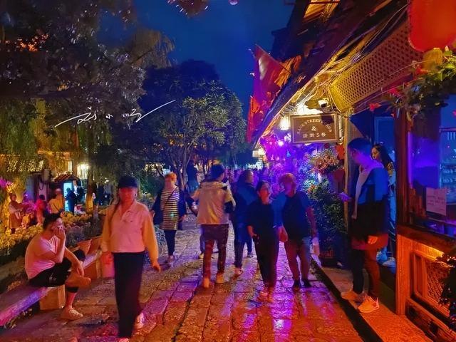 丽江“艳遇之都”的标签引争议？网友：难怪女游客都喜欢独自来玩
