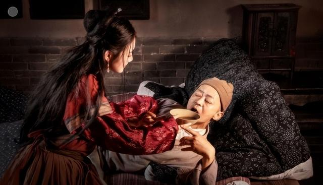 武松杀嫂时，为何要撕开金莲的上衣？看完不得不佩服武松太聪明