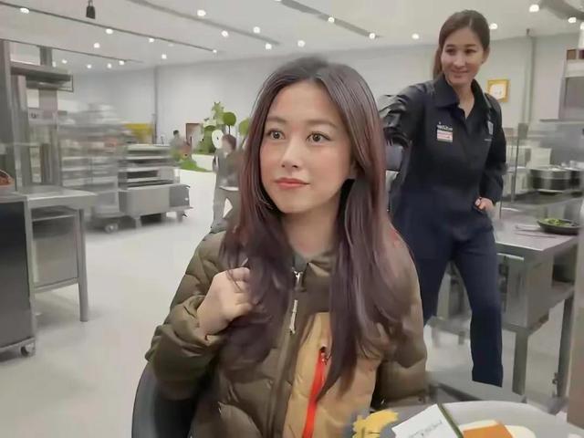 朱珠一件羽绒服火了，普通人穿却像米其林，差的不是钱是气质