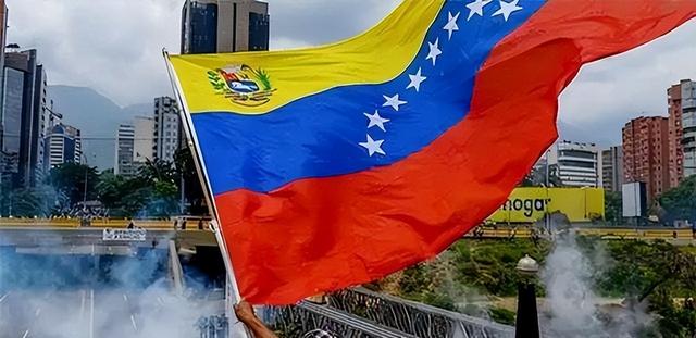 130亿航母压境，马杜罗不忍了，普京连夜送“快递”，敢动手就炸