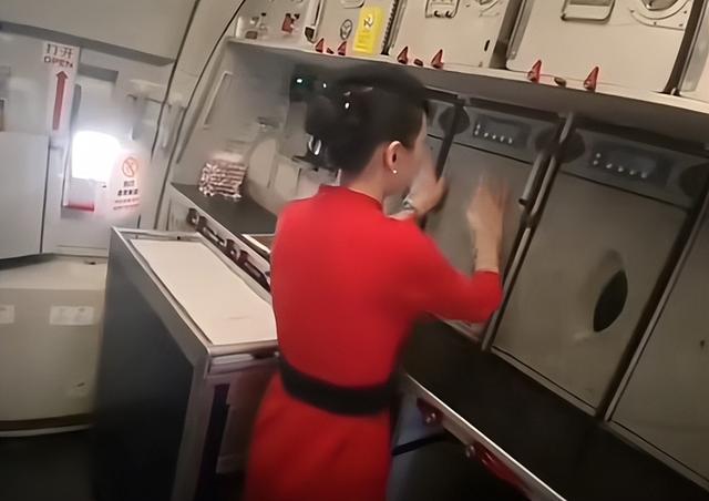 刁难乘务员的宋某"社会性死亡"：更多黑料被扒，曾有空姐被逼辞职