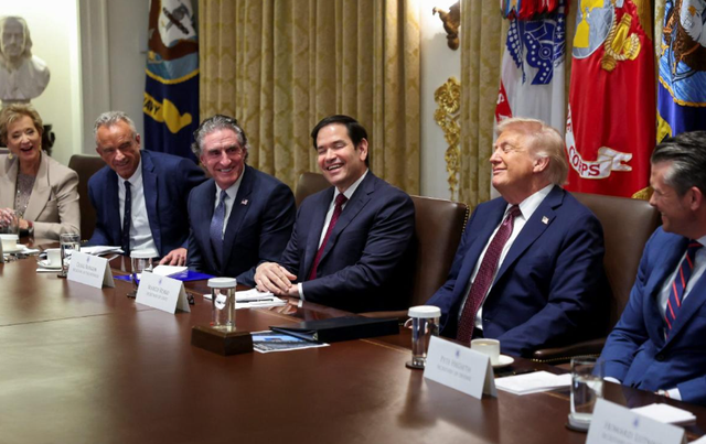 委内瑞拉深夜打电话到北京，该不该帮呢？王毅外长三句话斩钉截铁