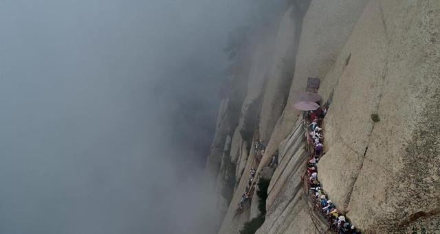 悬崖上的奇迹：揭秘华山长空栈道修建的绝技与百年坚守传奇故事