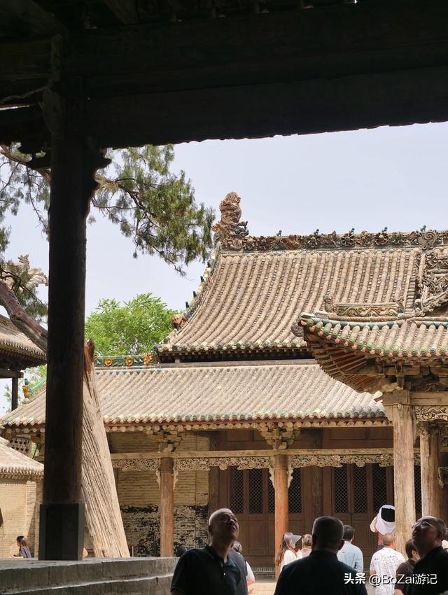 窄巷闯进城隍庙，古柏广场豁然开朗，压缩美学惊艳