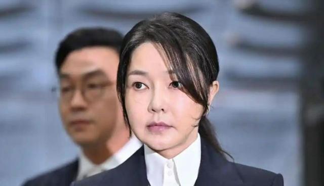 “大清算”开始了！李在明手段太狠了，韩国检方连夜换拘留所，不准金建希见尹锡悦最后一面