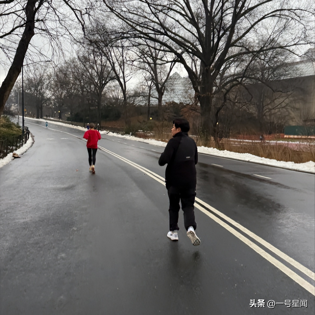 看破不说破	，李咏美国下葬7年后，带着女儿的哈文走了姜昆老路