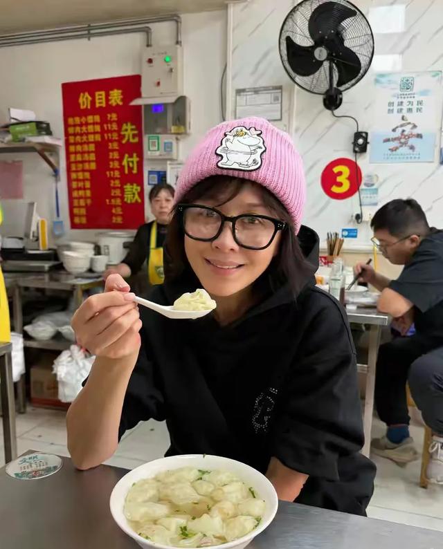 刘嘉玲回苏州与50年同学聚会 刘嘉玲保养超好 看着比别同学年轻好多