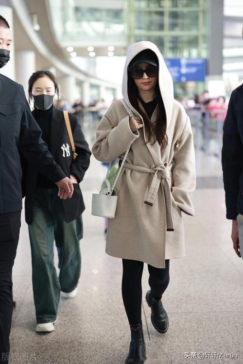 刘亦菲逛LV店被偶遇，试衣专注忘镜头	，网友：这“骨相	”太能打了