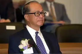 损失781亿港元之后，李嘉诚察觉到了什么：次子李泽楷已赶往北京图片